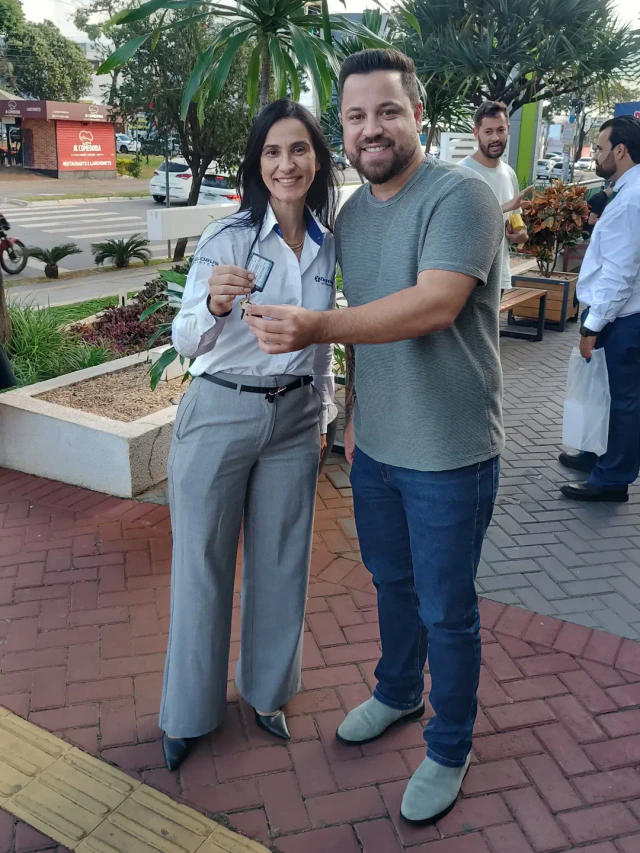 Michael Lemes acompanhando a entrega de chaves de uma cliente